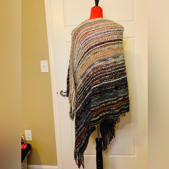 NWT SWEATER FRINGE PONCHO - Picture 7 of 10